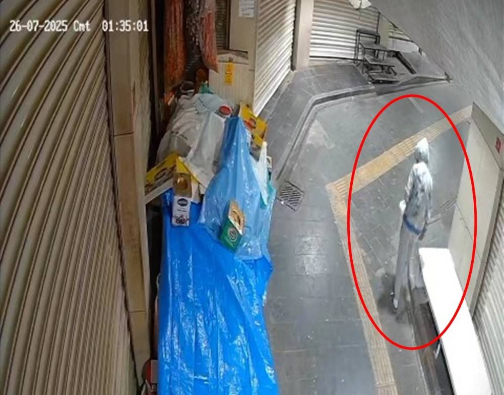 Kapüşonlu hırsız fıstık çuvalını sırtladığı gibi kaçtı