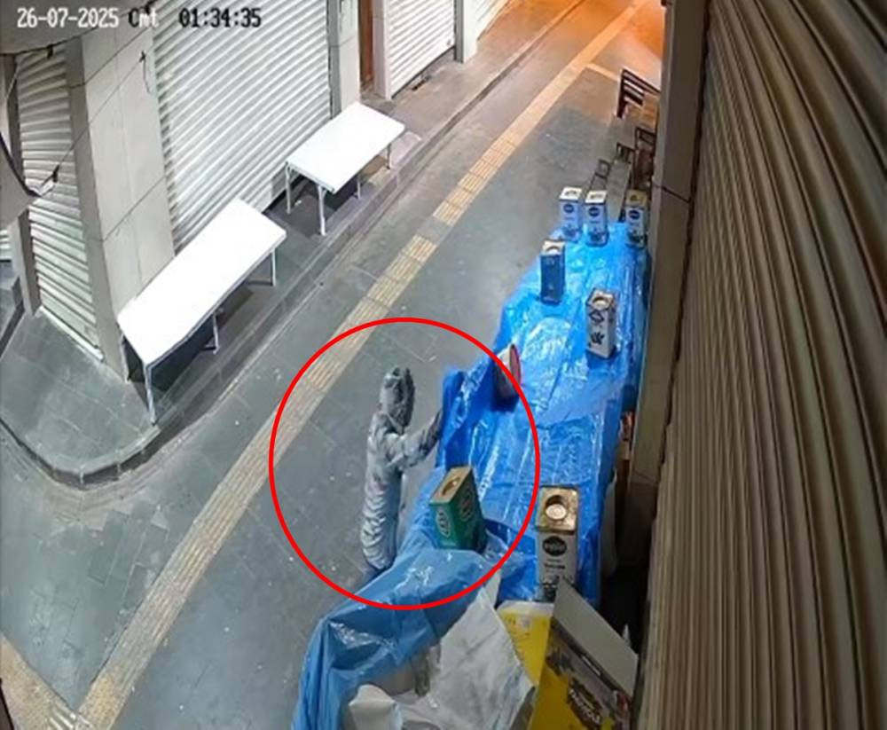 Kapüşonlu hırsız fıstık çuvalını sırtladığı gibi kaçtı