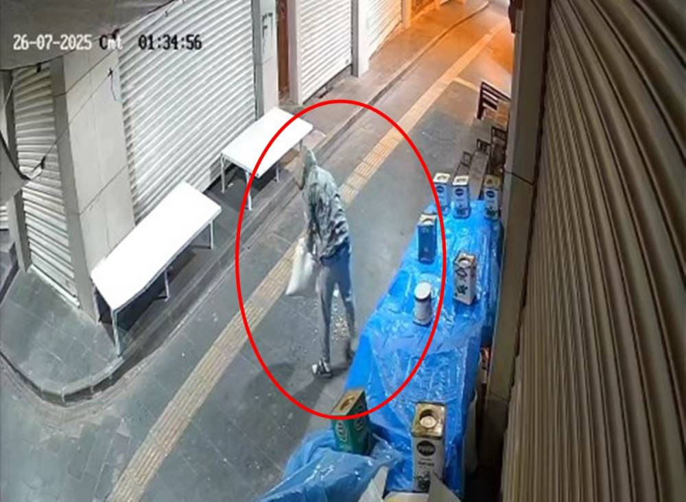 Kapüşonlu hırsız fıstık çuvalını sırtladığı gibi kaçtı