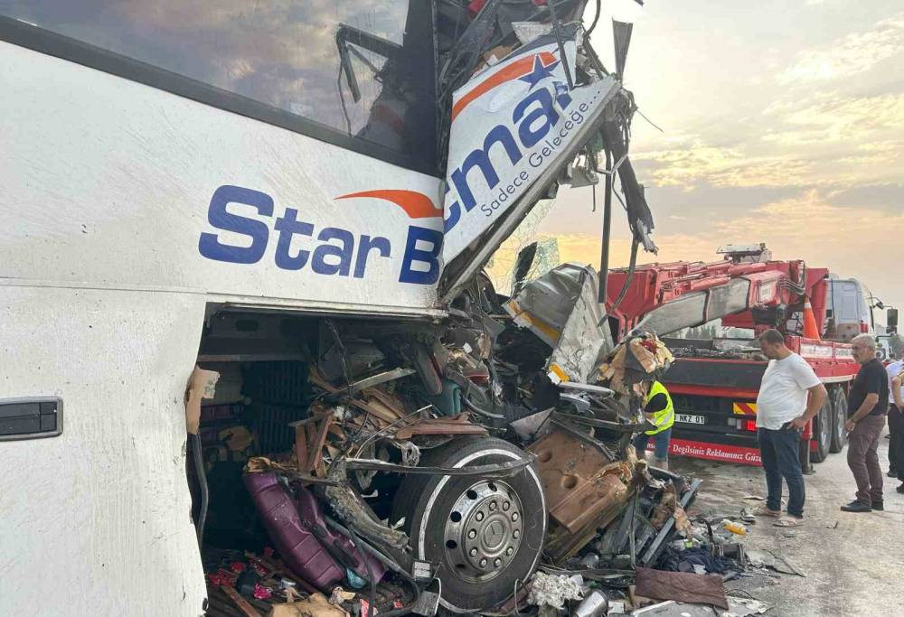 Yolcu otobüsü TIR'a çarptı: Çok sayıda yaralı var