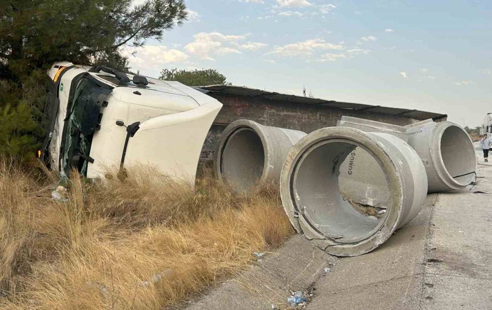 Yolcu otobüsü TIR'a çarptı: Çok sayıda yaralı var