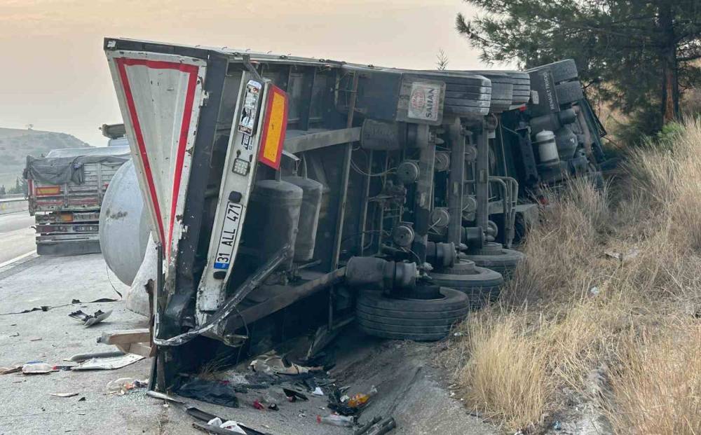 Yolcu otobüsü TIR'a çarptı: Çok sayıda yaralı var