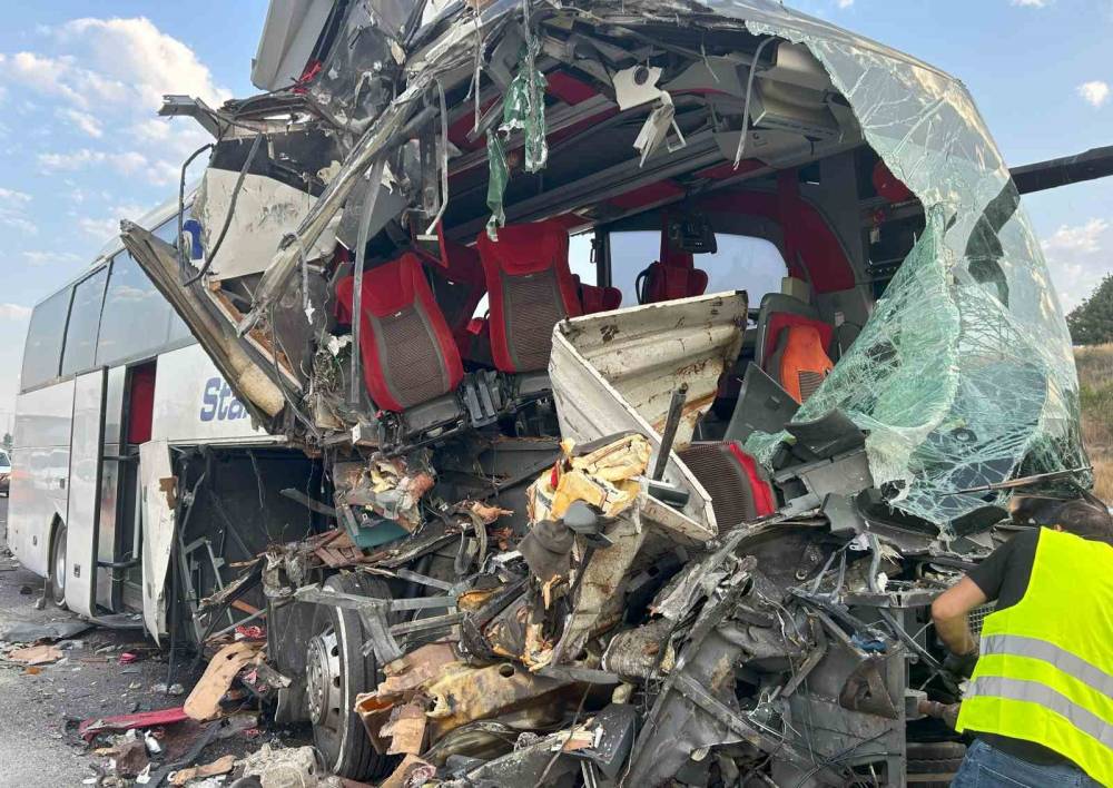 Yolcu otobüsü TIR'a çarptı: Çok sayıda yaralı var