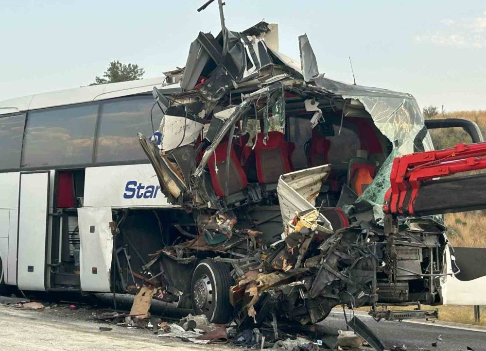 Yolcu otobüsü TIR'a çarptı: Çok sayıda yaralı var