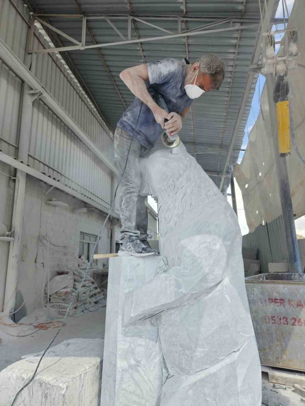 Sarıkamış’a Boz Ayı heykeli: Turizm cennetine anlamlı bir hediye!