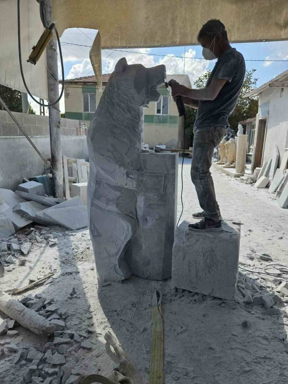 Sarıkamış’a Boz Ayı heykeli: Turizm cennetine anlamlı bir hediye!