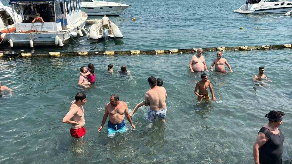 Sıcak havadan bunalan vatandaşlar Bebek sahiline akın etti