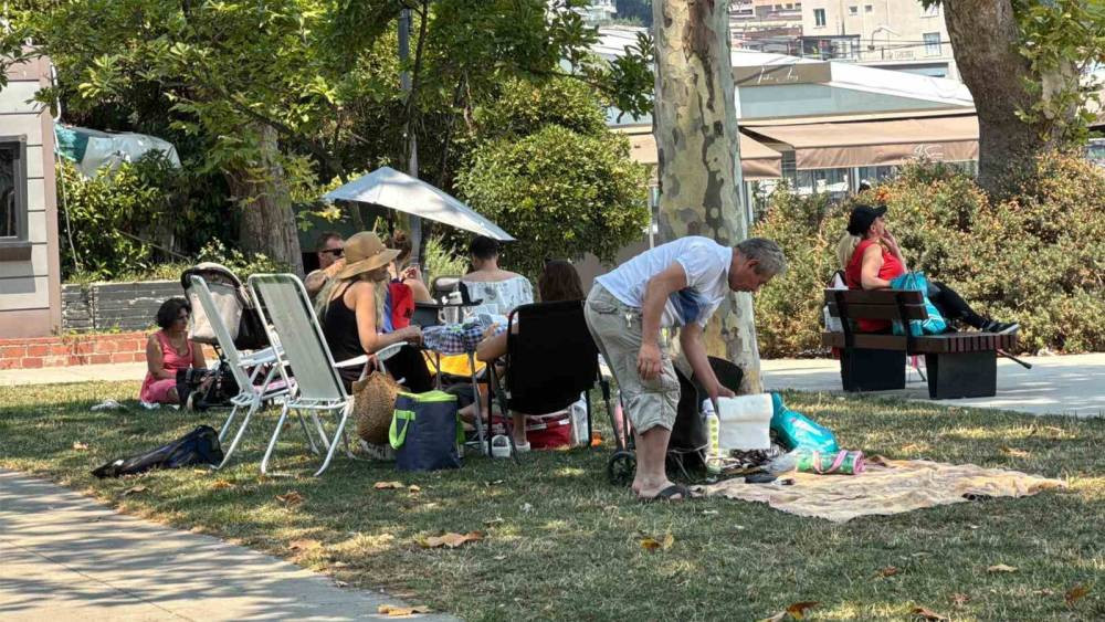 Sıcak havadan bunalan vatandaşlar Bebek sahiline akın etti