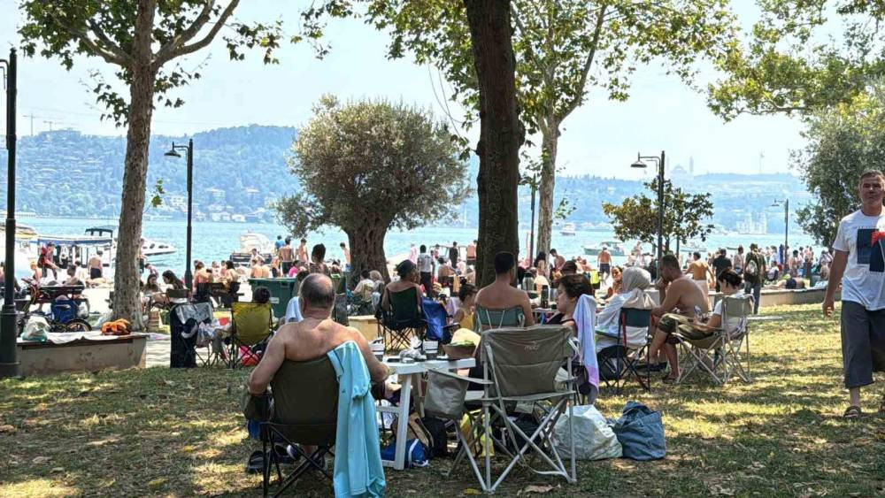 Sıcak havadan bunalan vatandaşlar Bebek sahiline akın etti