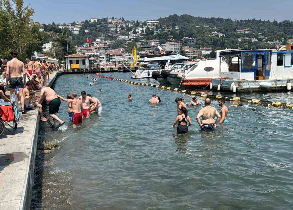Sıcak havadan bunalan vatandaşlar Bebek sahiline akın etti