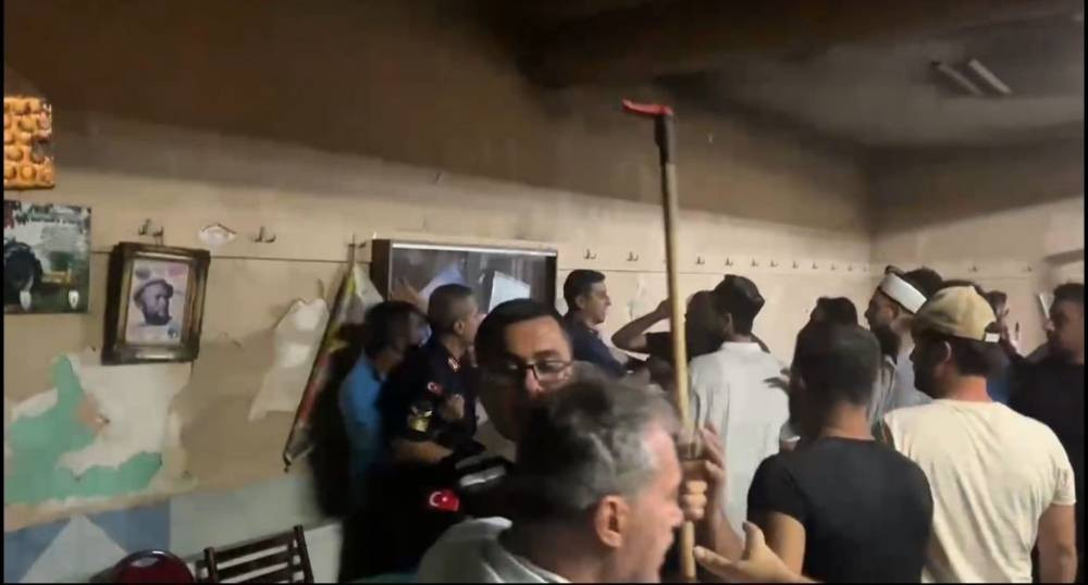 Yangın bölgesinde şok olay! Kalabalık çıldırdı: Jandarma devreye girdi