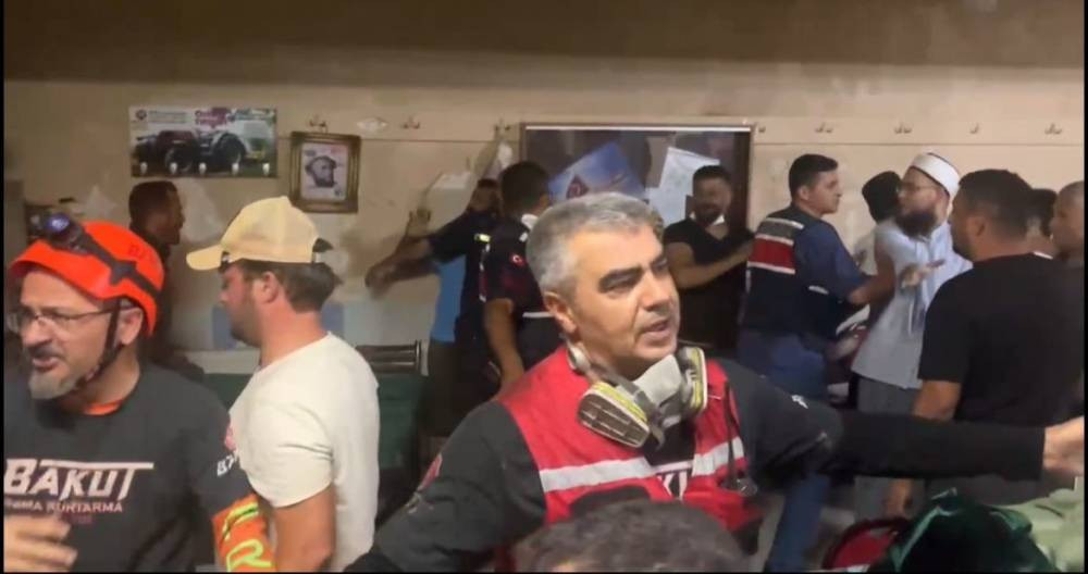 Yangın bölgesinde şok olay! Kalabalık çıldırdı: Jandarma devreye girdi