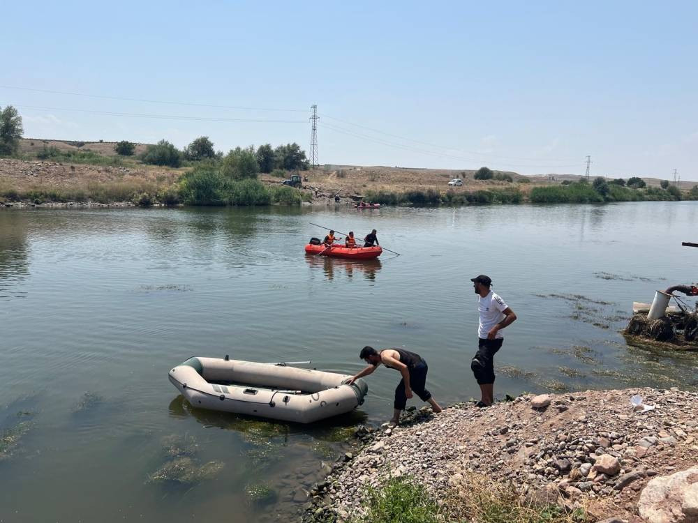 Genç, serinlemek için girdiği Kızılırmak'ta kayboldu