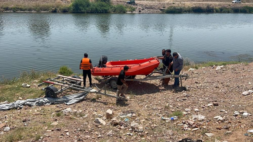 Genç, serinlemek için girdiği Kızılırmak'ta kayboldu