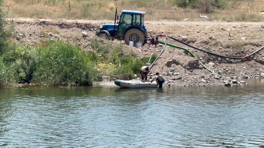 Genç, serinlemek için girdiği Kızılırmak'ta kayboldu