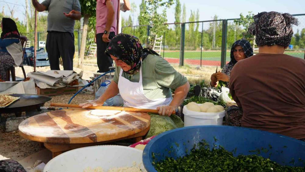 Safiye Soyman oğlunun adına yaptırdığı hayratı gözyaşlarıyla açtı! "Dışım gülüyor içim yanıyor"