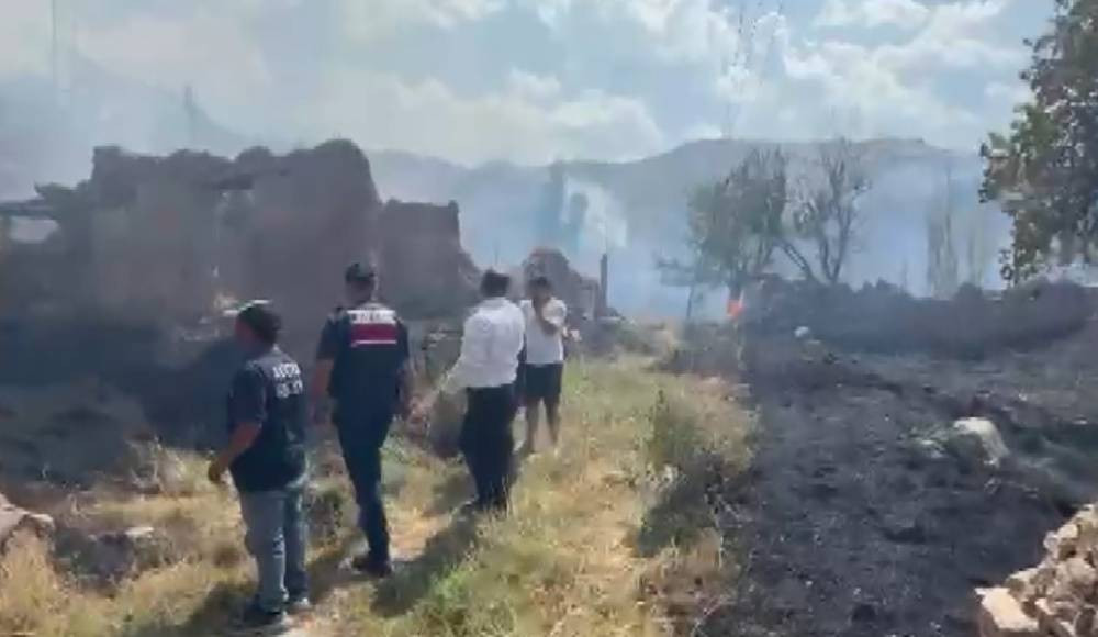 Abdurrahman Köyünde felaket! Yangın evleri yuttu