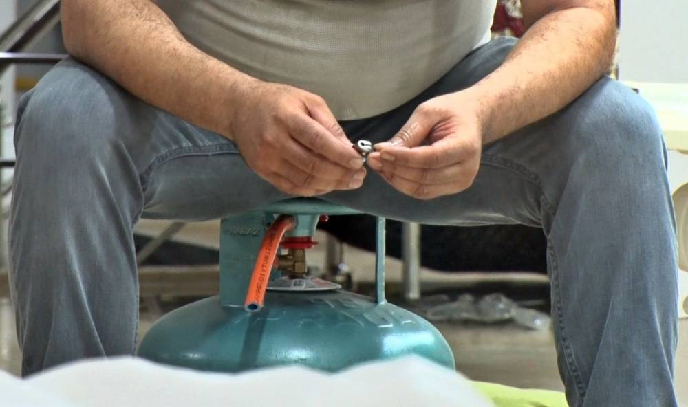 Kahraman itfaiyeci öfkeli kocayı tek hamlesiyle durdurdu! Mutfak tüpünü bomba gibi patlatacaktı: Polisler bile şaşkına döndü