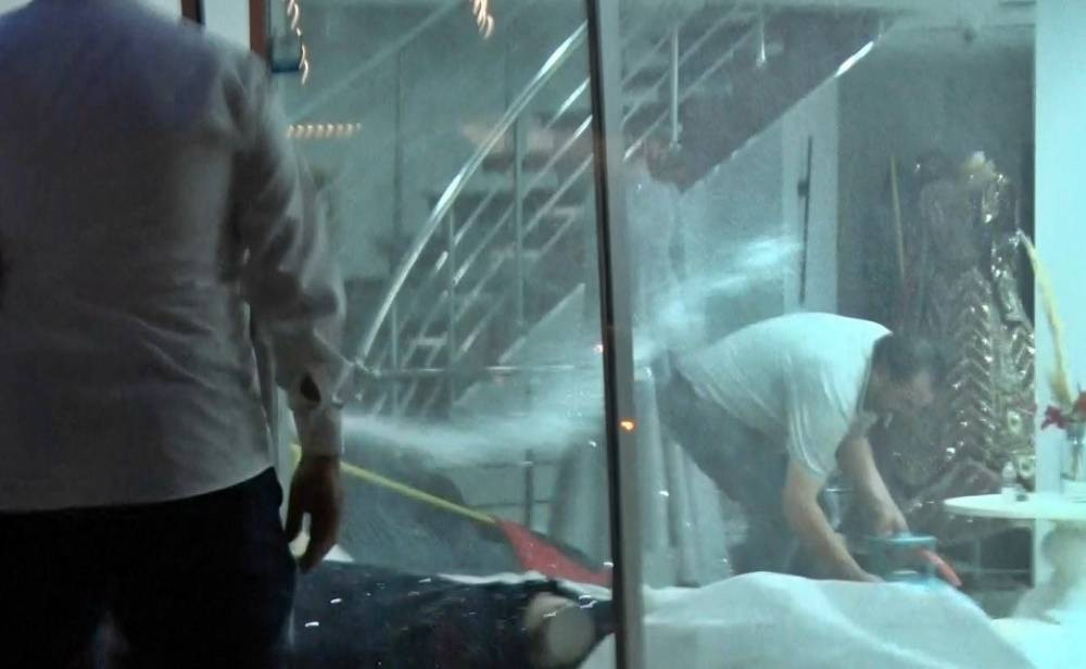 Kahraman itfaiyeci öfkeli kocayı tek hamlesiyle durdurdu! Mutfak tüpünü bomba gibi patlatacaktı: Polisler bile şaşkına döndü