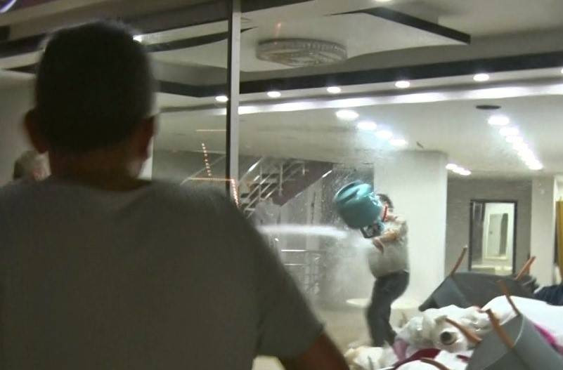 Kahraman itfaiyeci öfkeli kocayı tek hamlesiyle durdurdu! Mutfak tüpünü bomba gibi patlatacaktı: Polisler bile şaşkına döndü