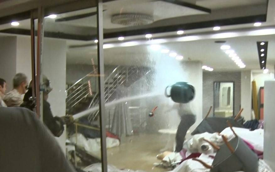 Kahraman itfaiyeci öfkeli kocayı tek hamlesiyle durdurdu! Mutfak tüpünü bomba gibi patlatacaktı: Polisler bile şaşkına döndü