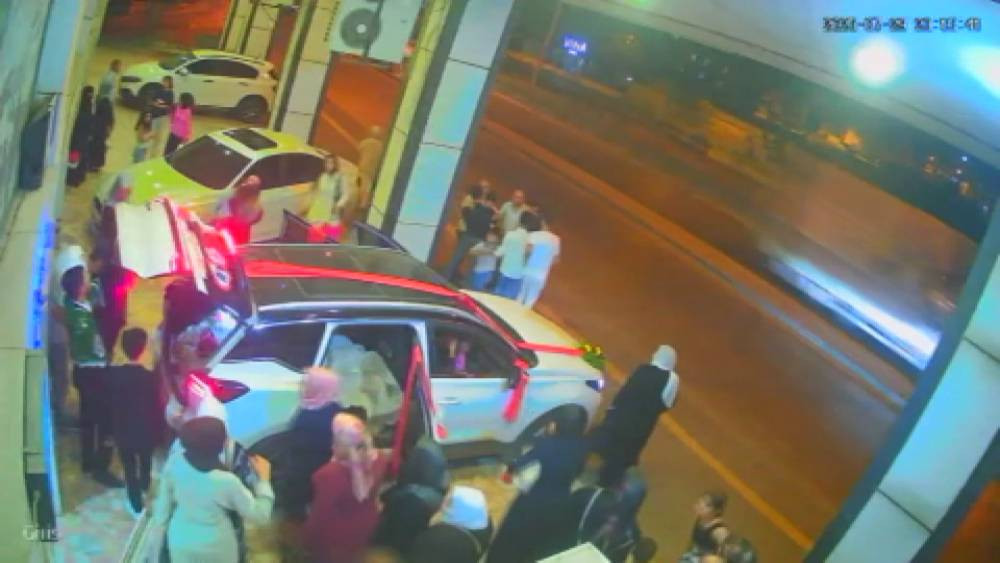 Gelin arabası kontrolden çıktı! Düğünde panik anları