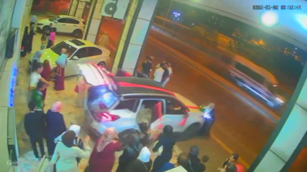 Gelin arabası kontrolden çıktı! Düğünde panik anları