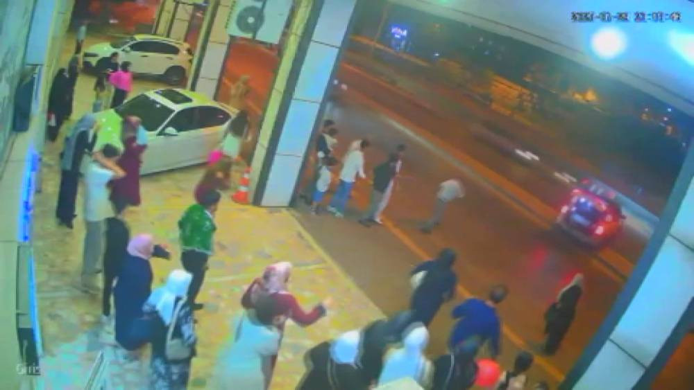 Gelin arabası kontrolden çıktı! Düğünde panik anları