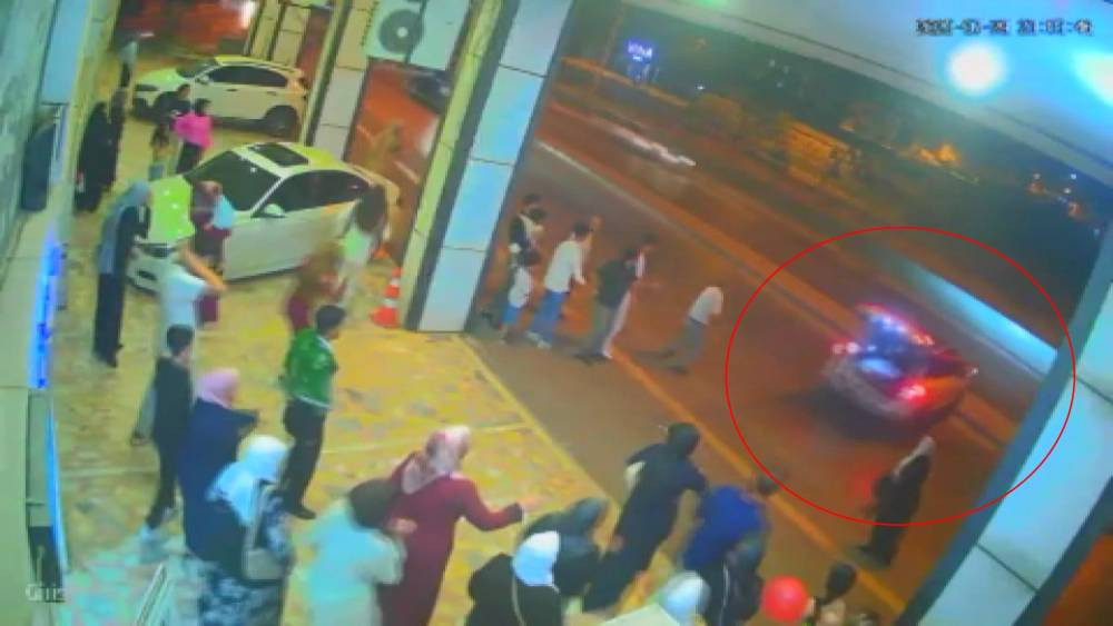 Gelin arabası kontrolden çıktı! Düğünde panik anları