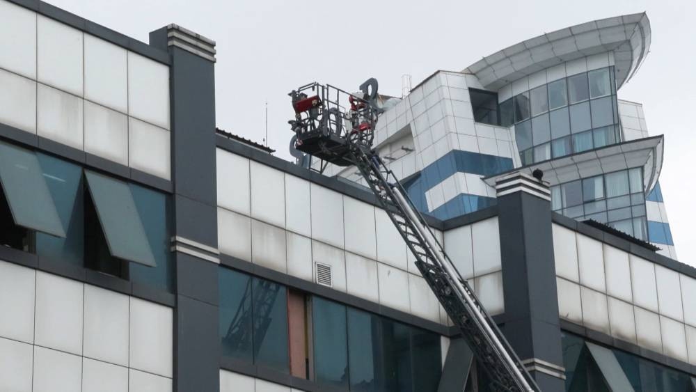 İstanbul'da otoparkta yangın faciası! Kamyonet ve otomobil yandı