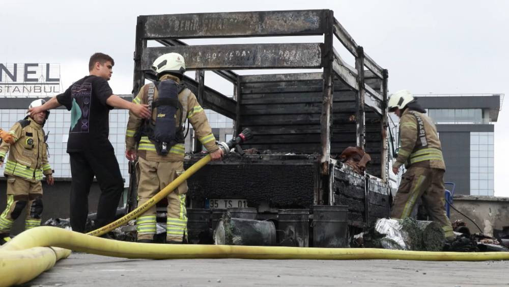 İstanbul'da otoparkta yangın faciası! Kamyonet ve otomobil yandı