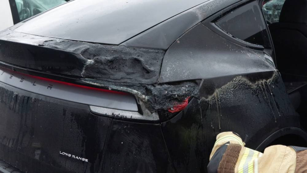 İstanbul'da otoparkta yangın faciası! Kamyonet ve otomobil yandı