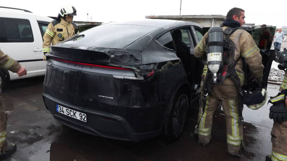 İstanbul'da otoparkta yangın faciası! Kamyonet ve otomobil yandı