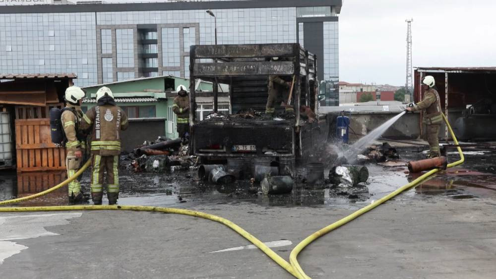 İstanbul'da otoparkta yangın faciası! Kamyonet ve otomobil yandı
