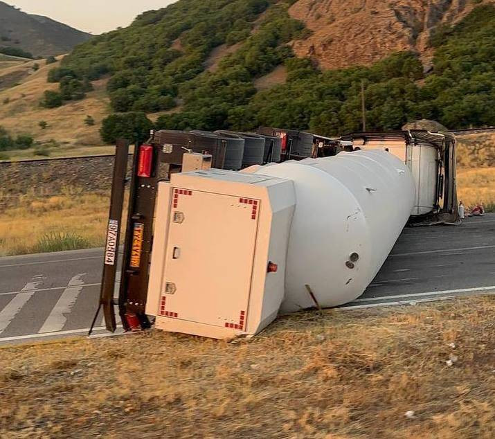 Kimyasal gaz yüklü TIR devrildi: Ulaşım felç oldu