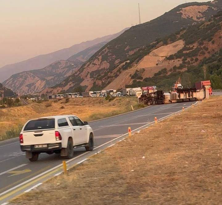 Kimyasal gaz yüklü TIR devrildi: Ulaşım felç oldu