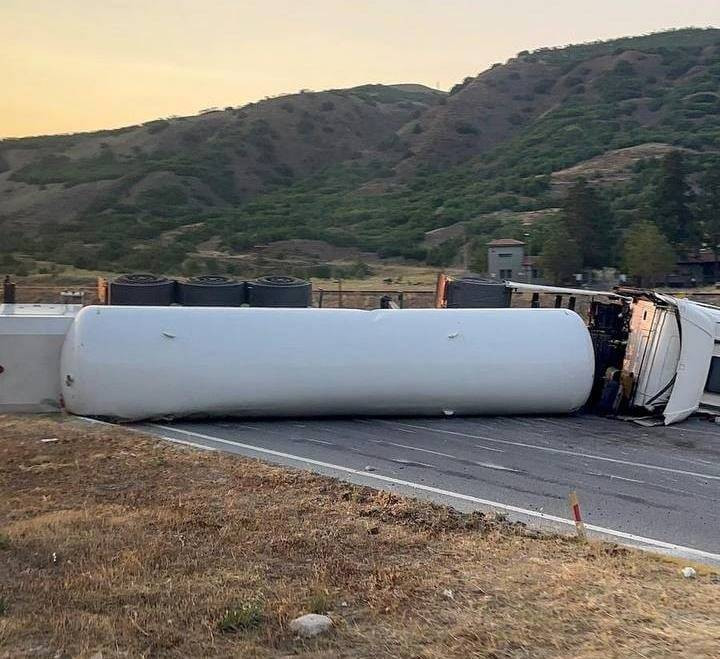 Kimyasal gaz yüklü TIR devrildi: Ulaşım felç oldu