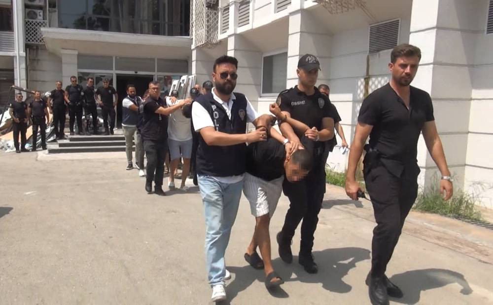 Yengesi ile birlikte kızını öldürmüştü! Yurt dışına kaçarken yakalandı