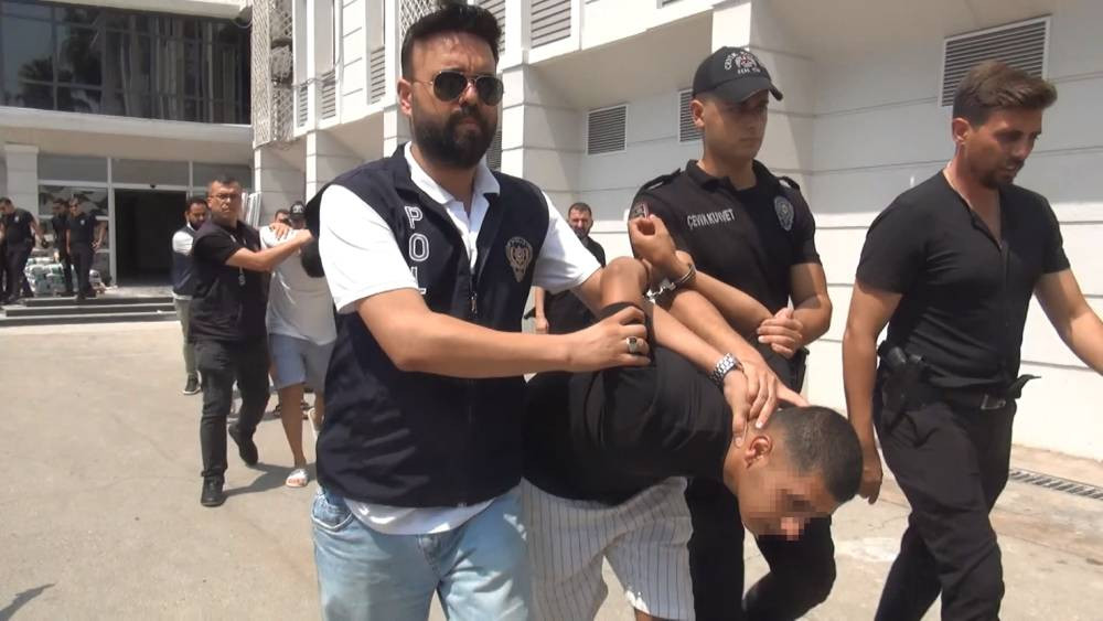 Yengesi ile birlikte kızını öldürmüştü! Yurt dışına kaçarken yakalandı