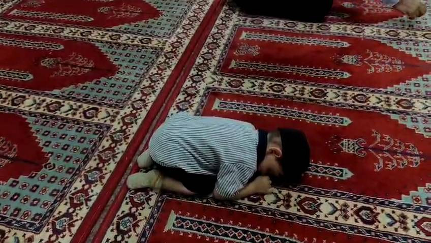 Camide saf tutan minik! Secdede uyuyakaldı