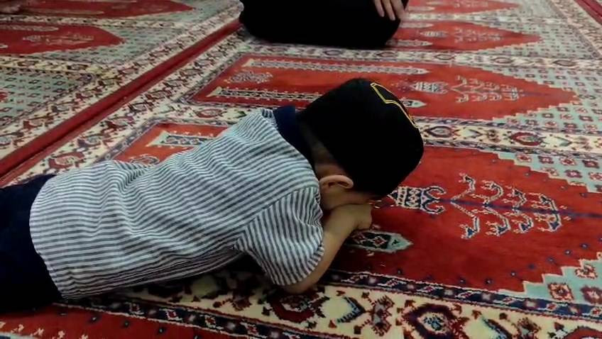 Camide saf tutan minik! Secdede uyuyakaldı