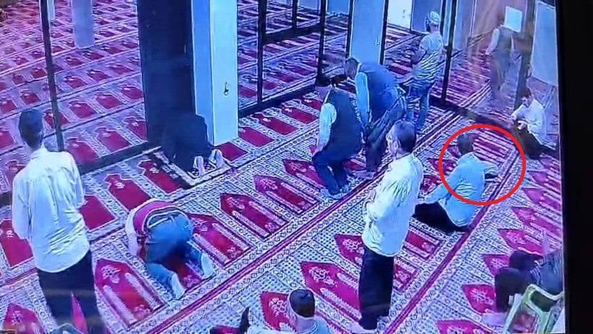 Camide saf tutan minik! Secdede uyuyakaldı