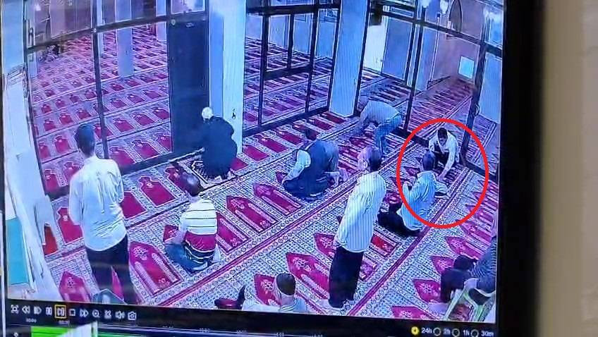 Camide saf tutan minik! Secdede uyuyakaldı