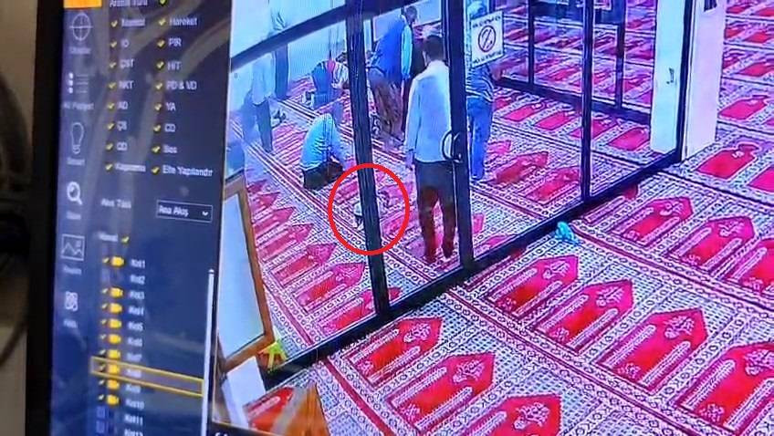 Camide saf tutan minik! Secdede uyuyakaldı