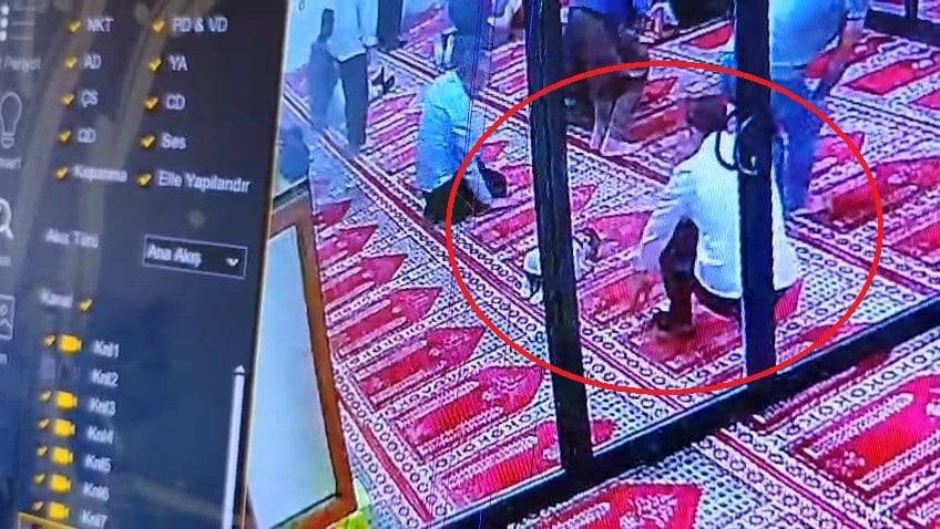 Camide saf tutan minik! Secdede uyuyakaldı