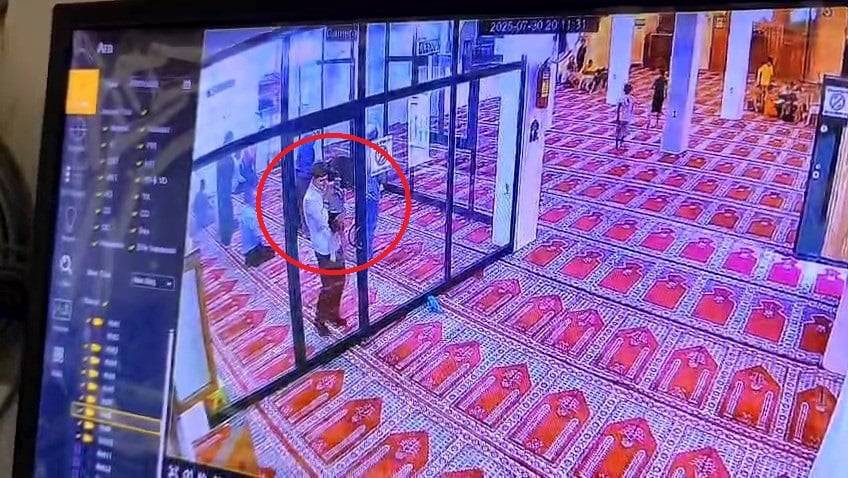 Camide saf tutan minik! Secdede uyuyakaldı