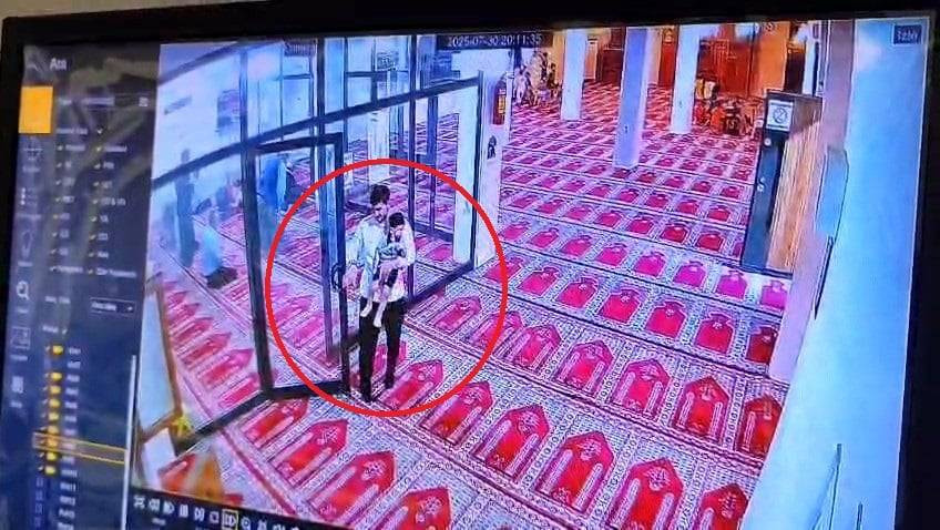 Camide saf tutan minik! Secdede uyuyakaldı