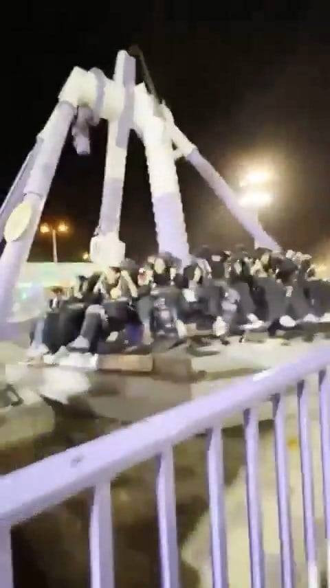 Eğlence faciaya döndü! Taşıyıcı direk ikiye ayrıldı: Çok sayıda yaralı var