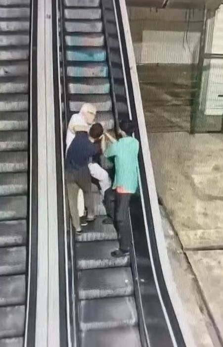 İstanbul'da dehşet anları kamerada: Yaşlı adamın boğazını sıkıp gasp ettiler