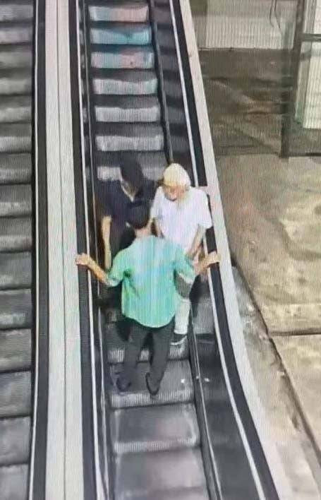 İstanbul'da dehşet anları kamerada: Yaşlı adamın boğazını sıkıp gasp ettiler